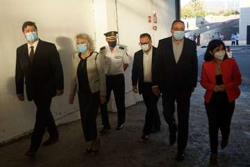 La ministra Darias presencia en Gando (Telde) la llegada de 43.000 vacunas de Pfizer-BioNTech/Acfi Press.